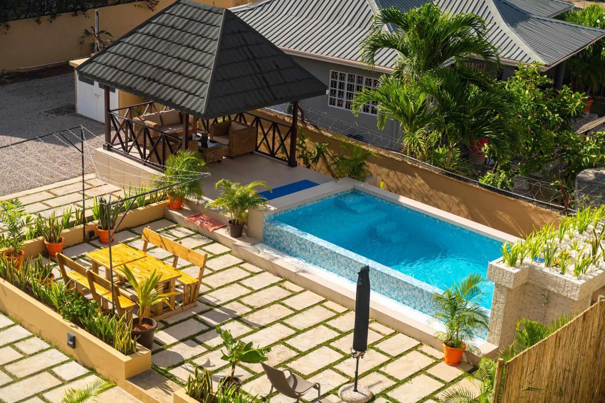 Tropical Hideaway Aparthotel